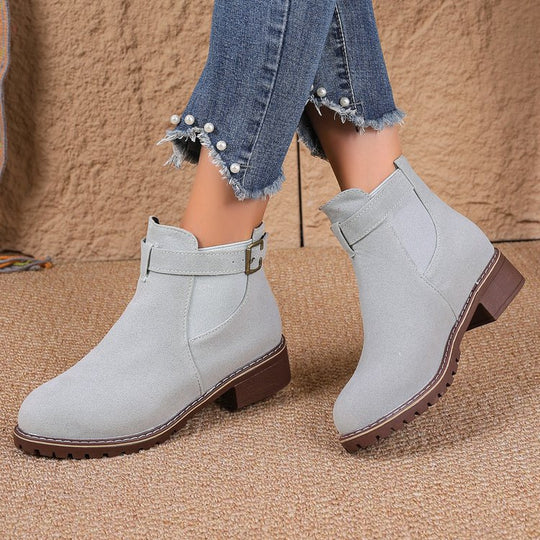 Damen Wildleder-Optik Chelsea-Stiefelette mit dekorativem Schnallenriemen, elastischem Einsatz und grober Profilsohle Shop Nory