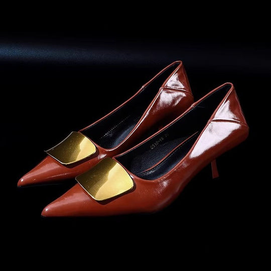 Damen Spitz zulaufende Lack‑Pumps mit niedrigem Kitten‑Absatz und dekorativer Metallapplikation Shop Nory
