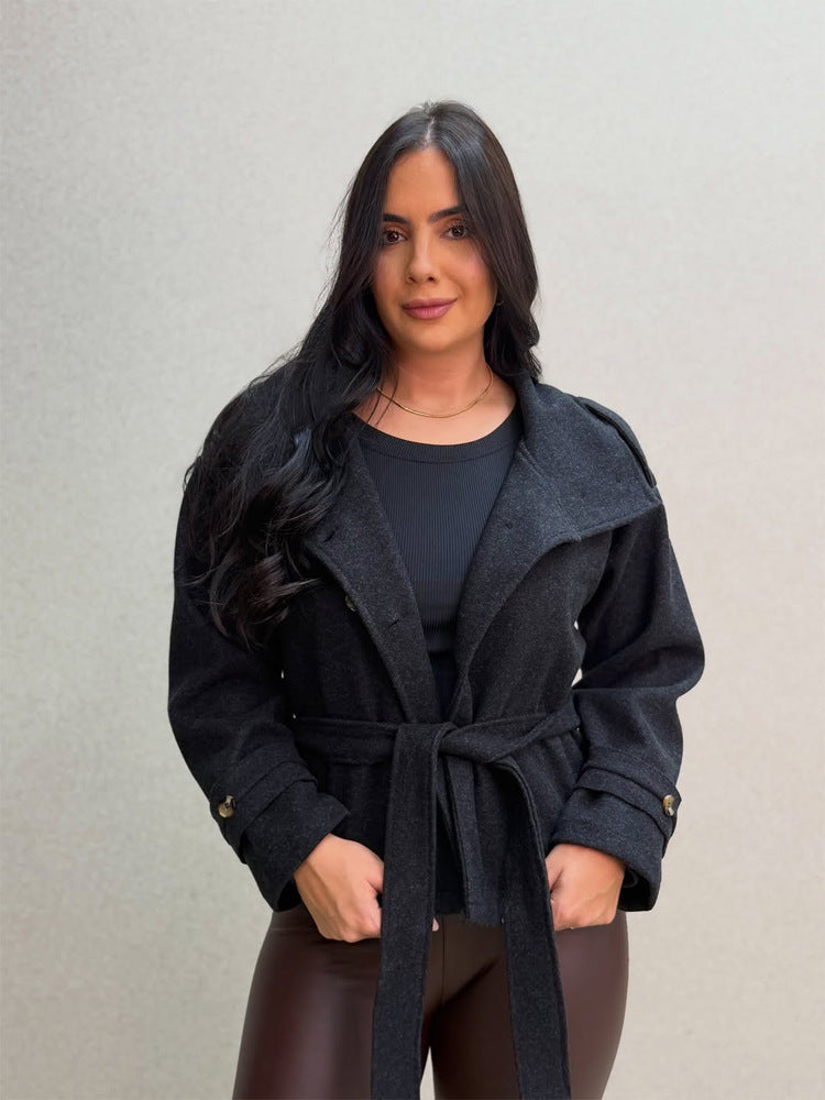 Damen Kurzer doppeltreihiger Mantel mit Stehkragen und Bindegürtel Shop Nory