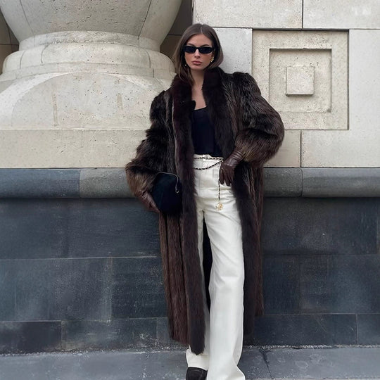Damen Luxuriöser langer Pelzmantel mit breitem Kragen und voluminösen Ärmeln Shop Nory