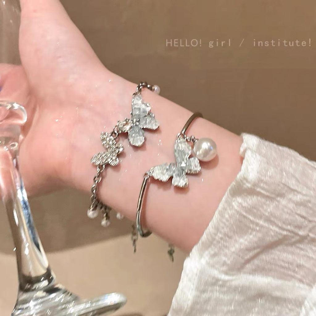 Damen Armband mit filigranen Schmetterlingsanhängern und eleganten Perlen Shop Nory
