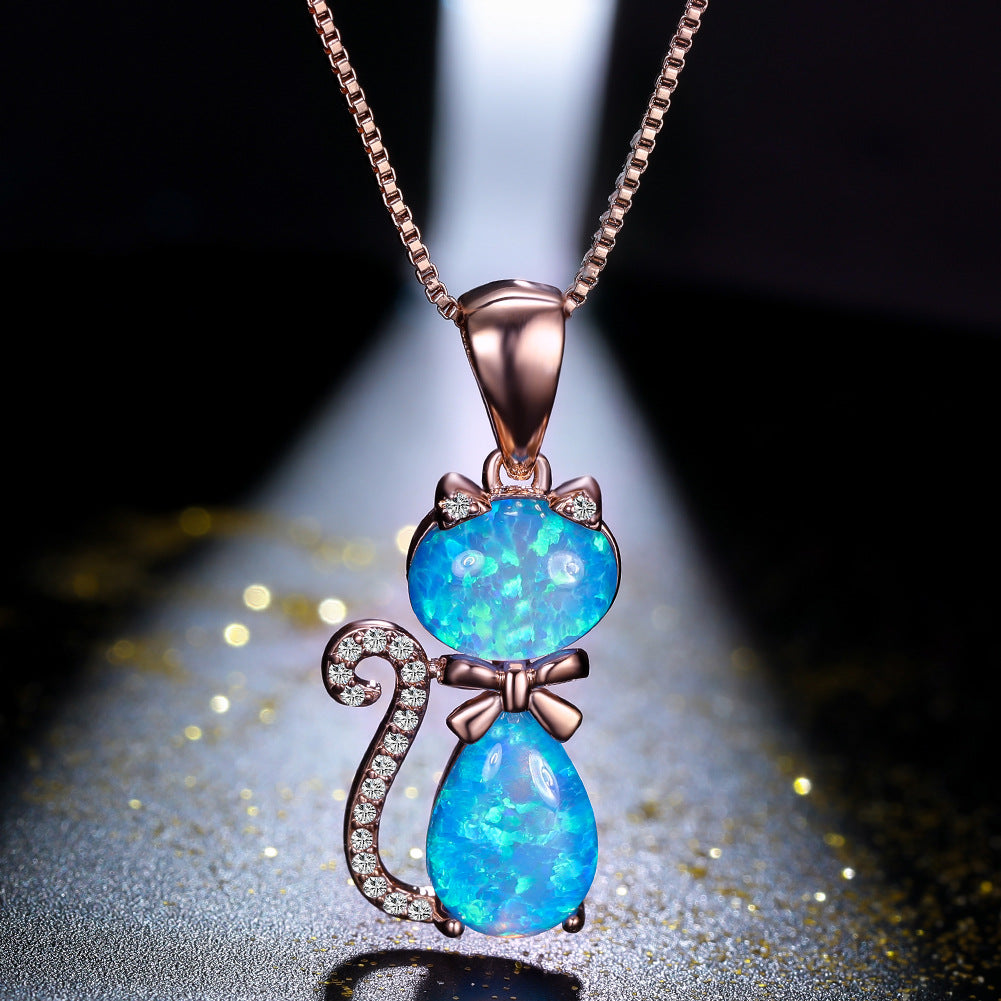 Damen Schmuckanhänger mit verspieltem Katzenmotiv und funkelnden Zirkonia Shop Nory
