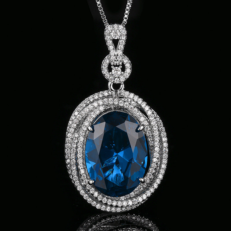 Vintage-inspirierte ovale Halo-Anhänger-Halskette mit großem facettiertem simulierten ovalen Edelstein und Pavé-Akzenten aus kubischem Zirkonia
