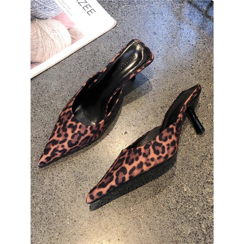 Damen Spitz zulaufende Mule mit Leopardenprint und niedrigem Kitten-Absatz Shop Nory