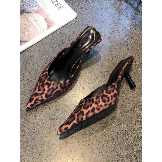 Damen Spitz zulaufende Mule mit Leopardenprint und niedrigem Kitten-Absatz Shop Nory