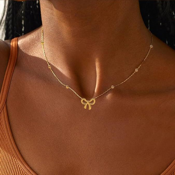 Damen Halskette mit filigranem Schleifenanhänger und glänzenden Kugeldetails Shop Nory
