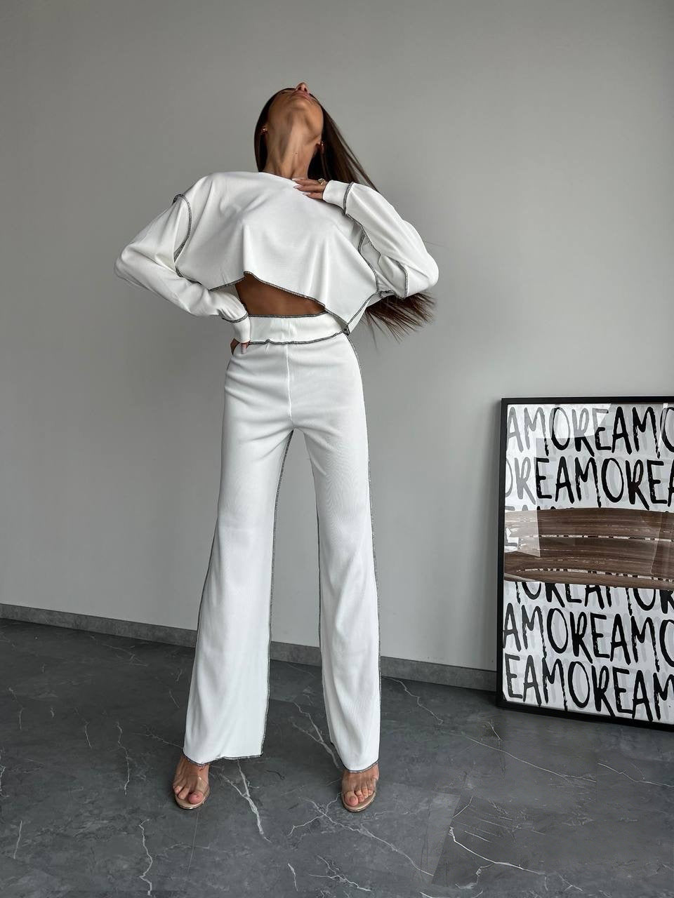 Damen Cropped Oversized-Sweatshirt mit Overlocknähten und High-Waist ausgestellter Hose Set Shop Nory