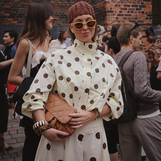 Damen Boxy Hemdjacke mit Stehkragen, Ballonärmeln und großem Polka‑Dot‑Print Shop Nory