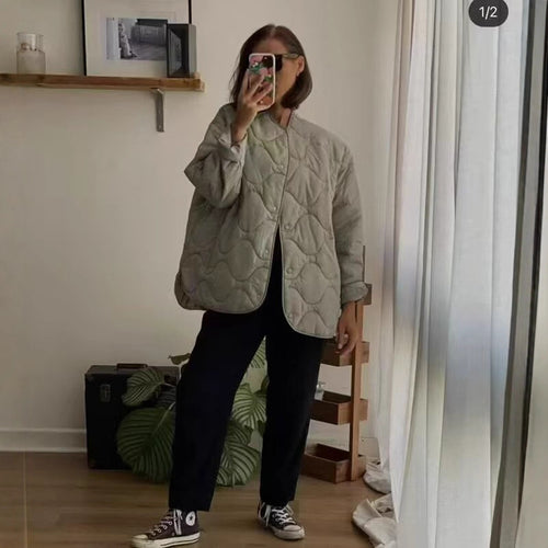 Damen Leichte gesteppte Jacke mit Rundhalsausschnitt, Steppwellen und Druckknöpfen Shop Nory