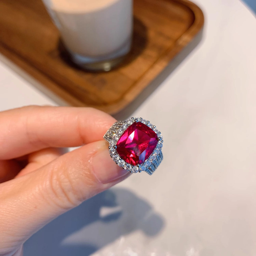 Damenring mit exquisitem, tiefblauem Edelstein und funkelndem Zirkonia-Besatz Shop Nory