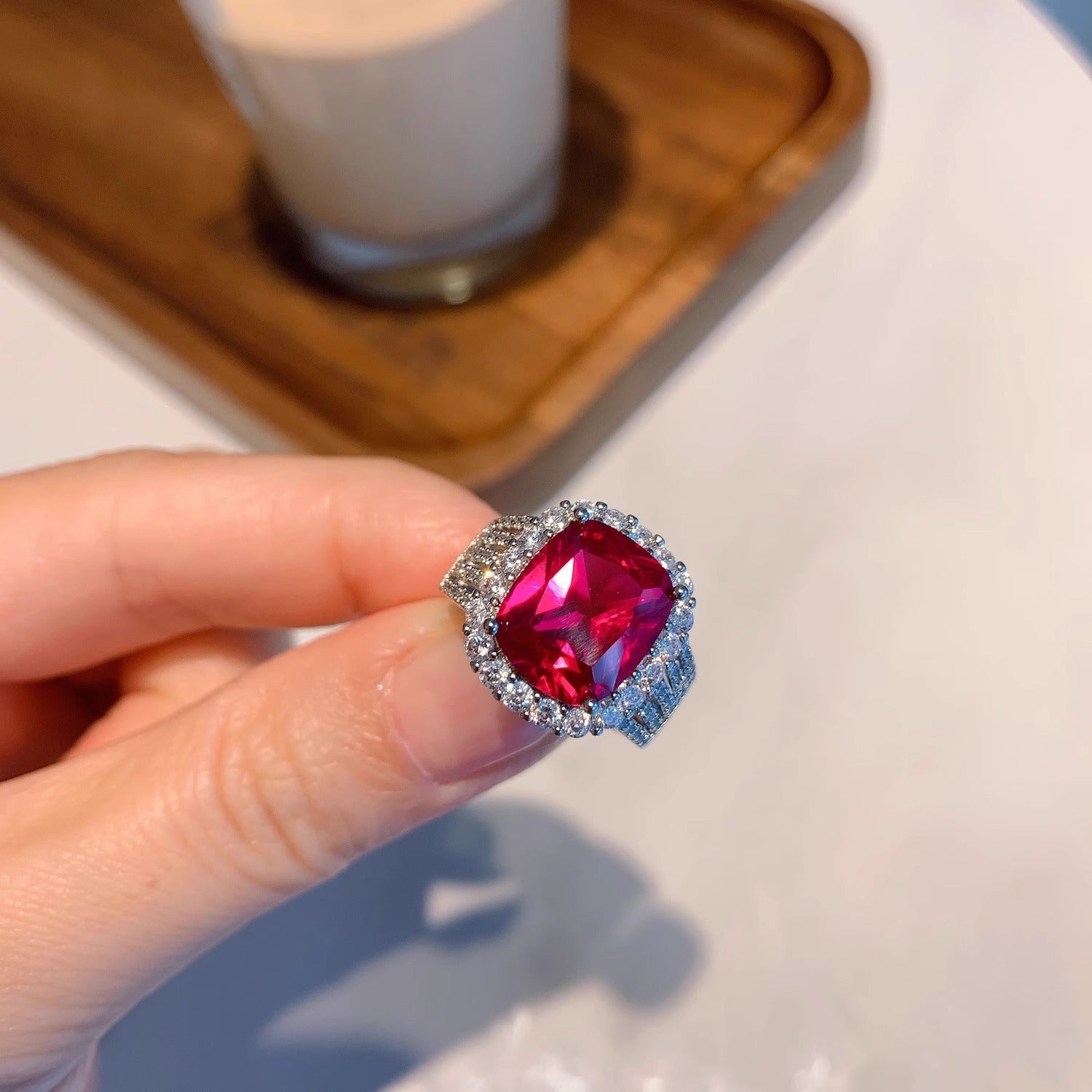 Damenring mit exquisitem, tiefblauem Edelstein und funkelndem Zirkonia-Besatz Shop Nory