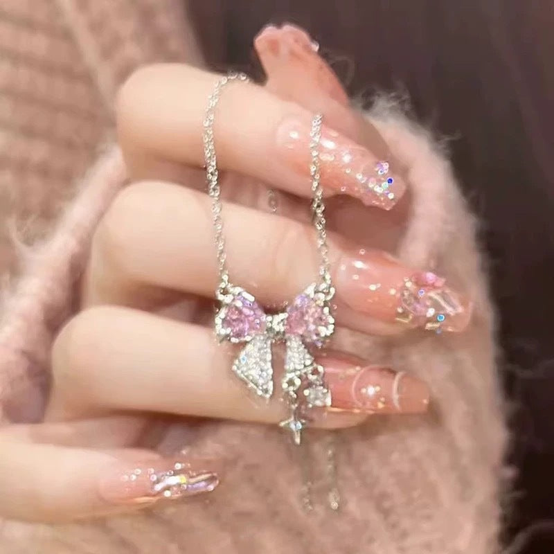 Damen Halskette mit funkelndem Schleifenanhänger und Kristallverzierung Shop Nory
