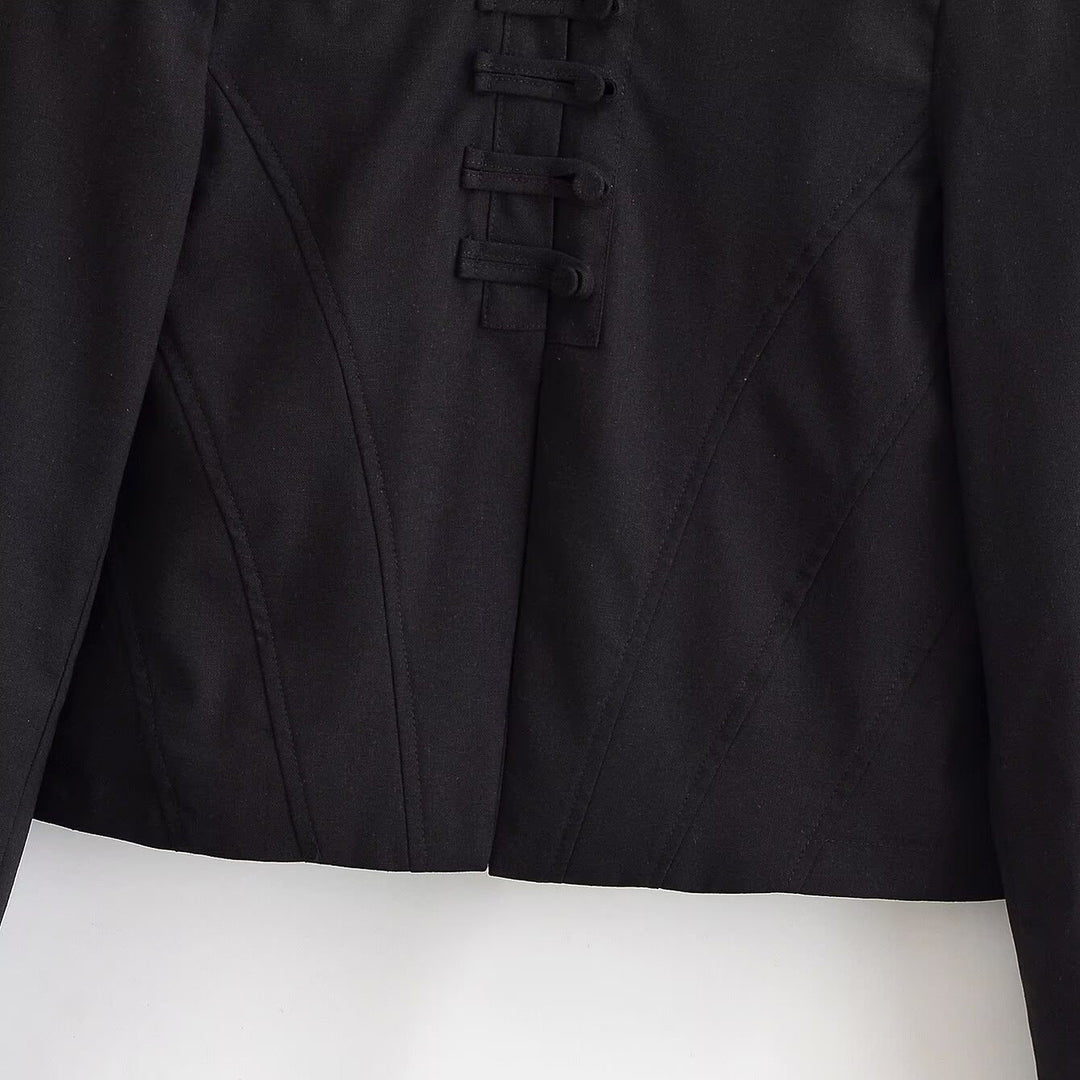 Damen kurz taillierte Jacke mit Stehkragen und dekorativer Schlaufenleiste Shop Nory