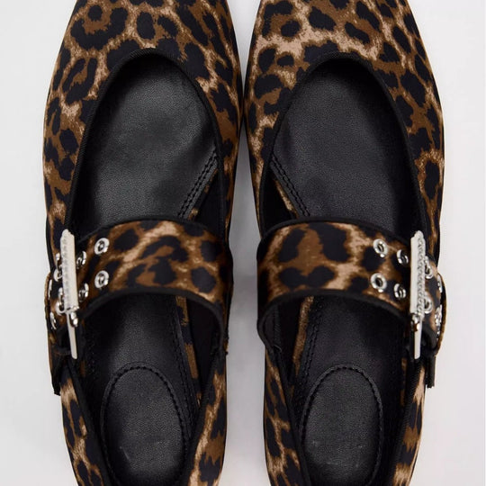 Damen Flache Riemchen‑Ballerinas mit breitem dekorativem Schnallenriemen und Leopardenmuster Shop Nory