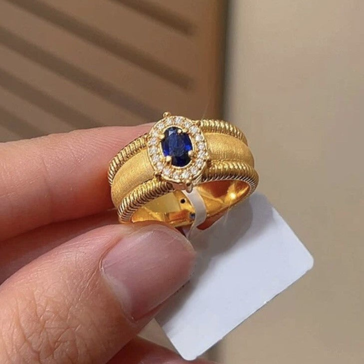 Damenring mit blauem Edelstein und kunstvollem Golddesign Shop Nory