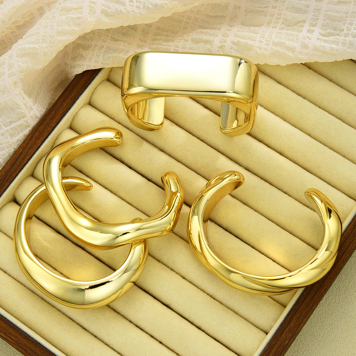 Damen Armreif-Set mit modernen Designs und geschwungenen Formen Shop Nory