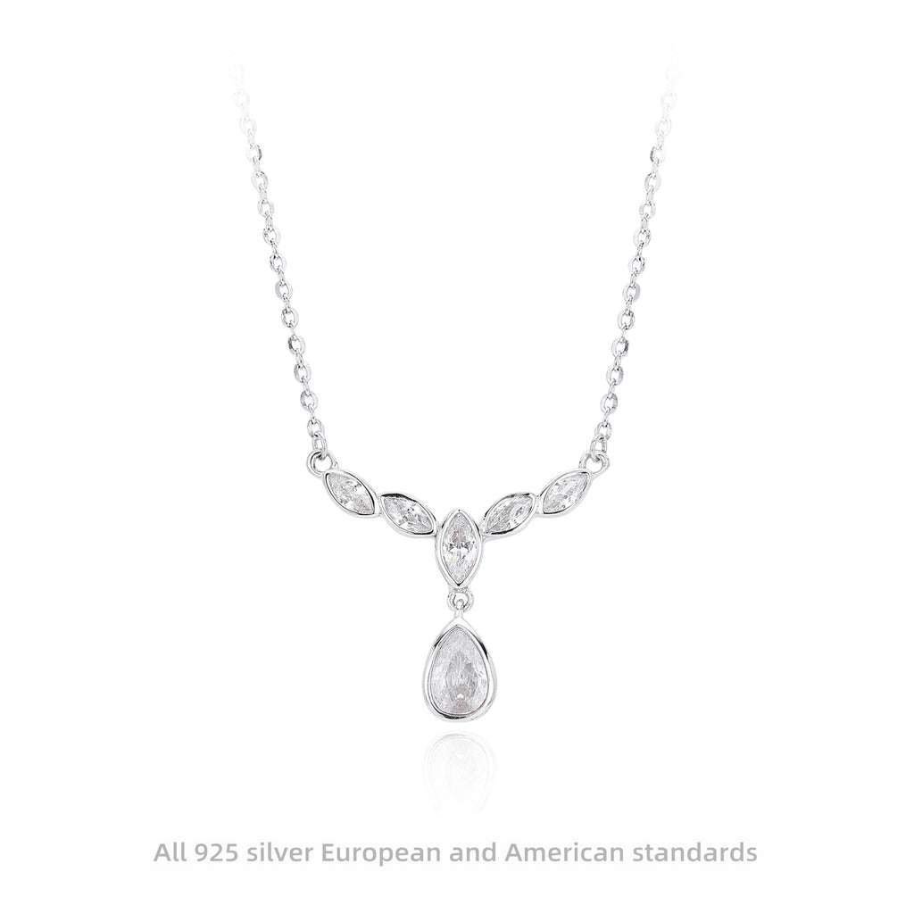 Damen Halskette mit funkelnden Zirkonia-Elementen im eleganten V-Design Shop Nory
