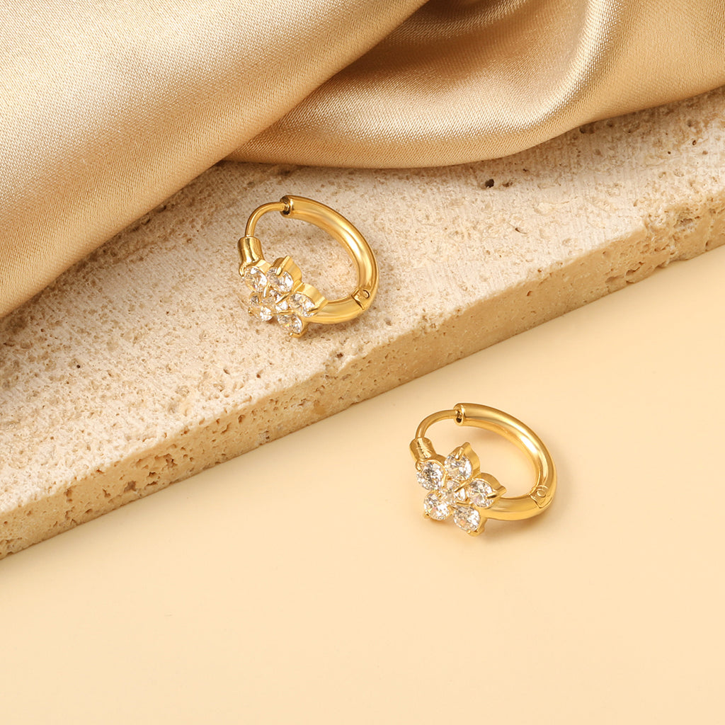 Damen Creolen mit funkelnden Zirkonia und goldplattierter Oberfläche Shop Nory