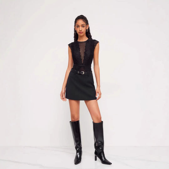 Damen Elegantes Spitzenbody mit tiefem V-Ausschnitt und zarten Rüschendetails