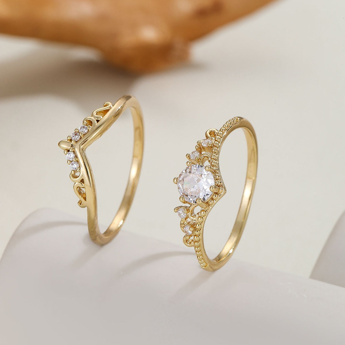 Damen Zierlicher Ring mit funkelndem Stein und filigranem Design Shop Nory