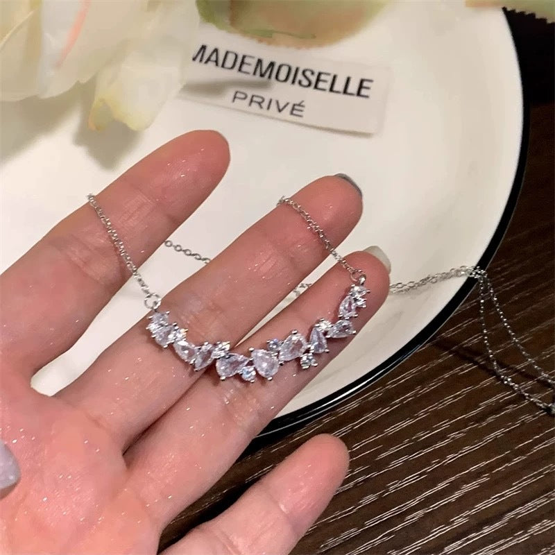 Damen Halskette mit funkelnden Zirkonia in herzlicher Anordnung Shop Nory