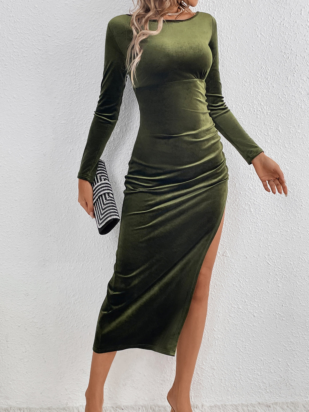 Damen figurbetontes Samt-Maxikleid mit langen Ärmeln, taillierter Silhouette und hohem Beinschlitz Shop Nory