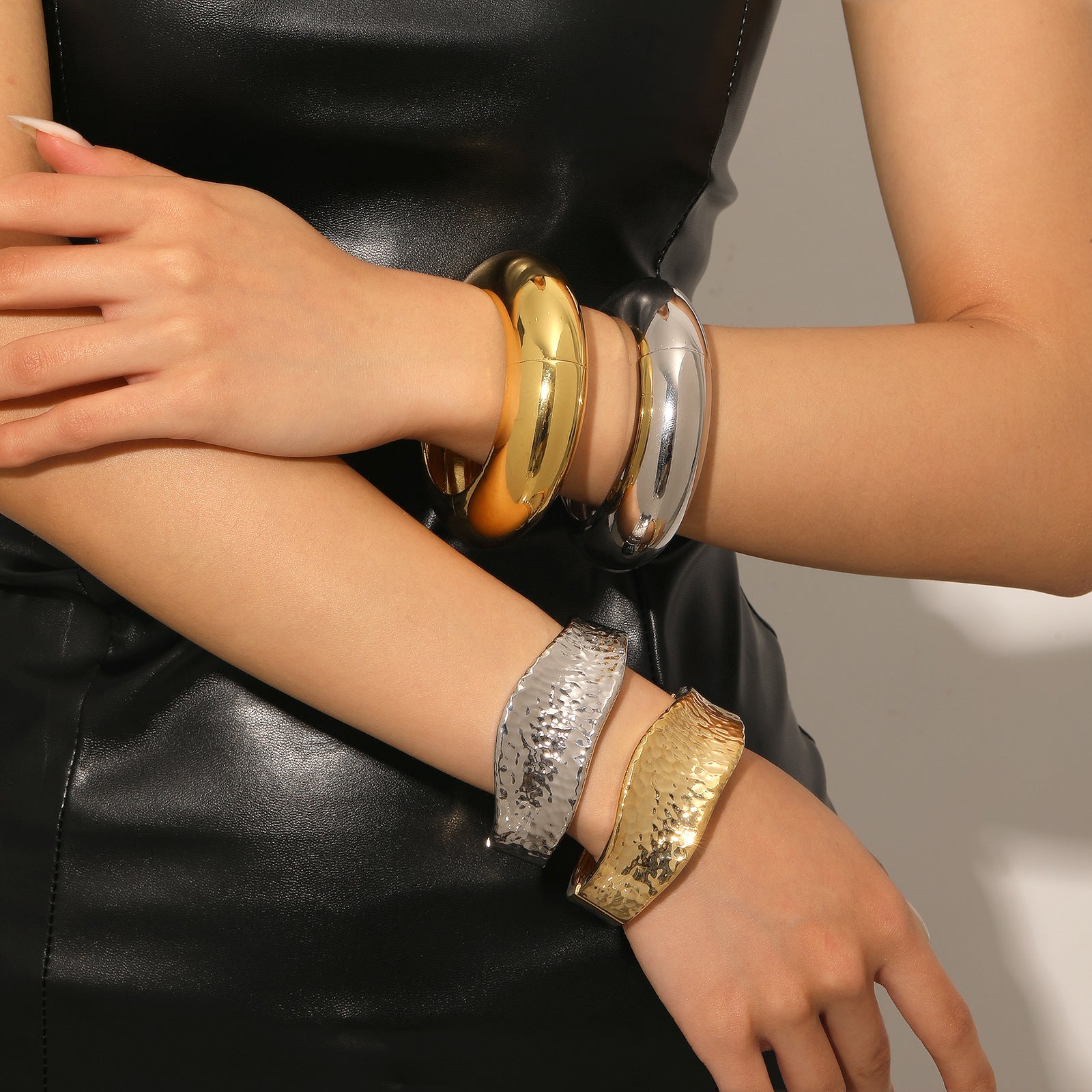 Damen Armreif mit modernem, strukturiertem Design Shop Nory