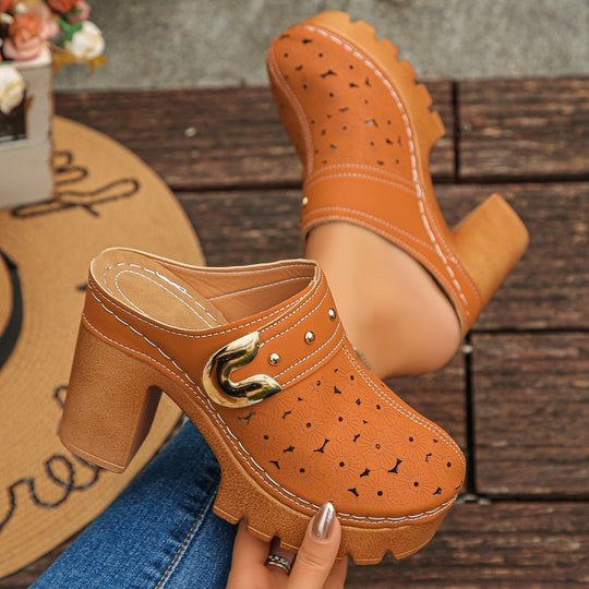 Damen Plateau-Mules mit grober Profilsohle, mittelhohem Blockabsatz und Zierschnalle Shop Nory
