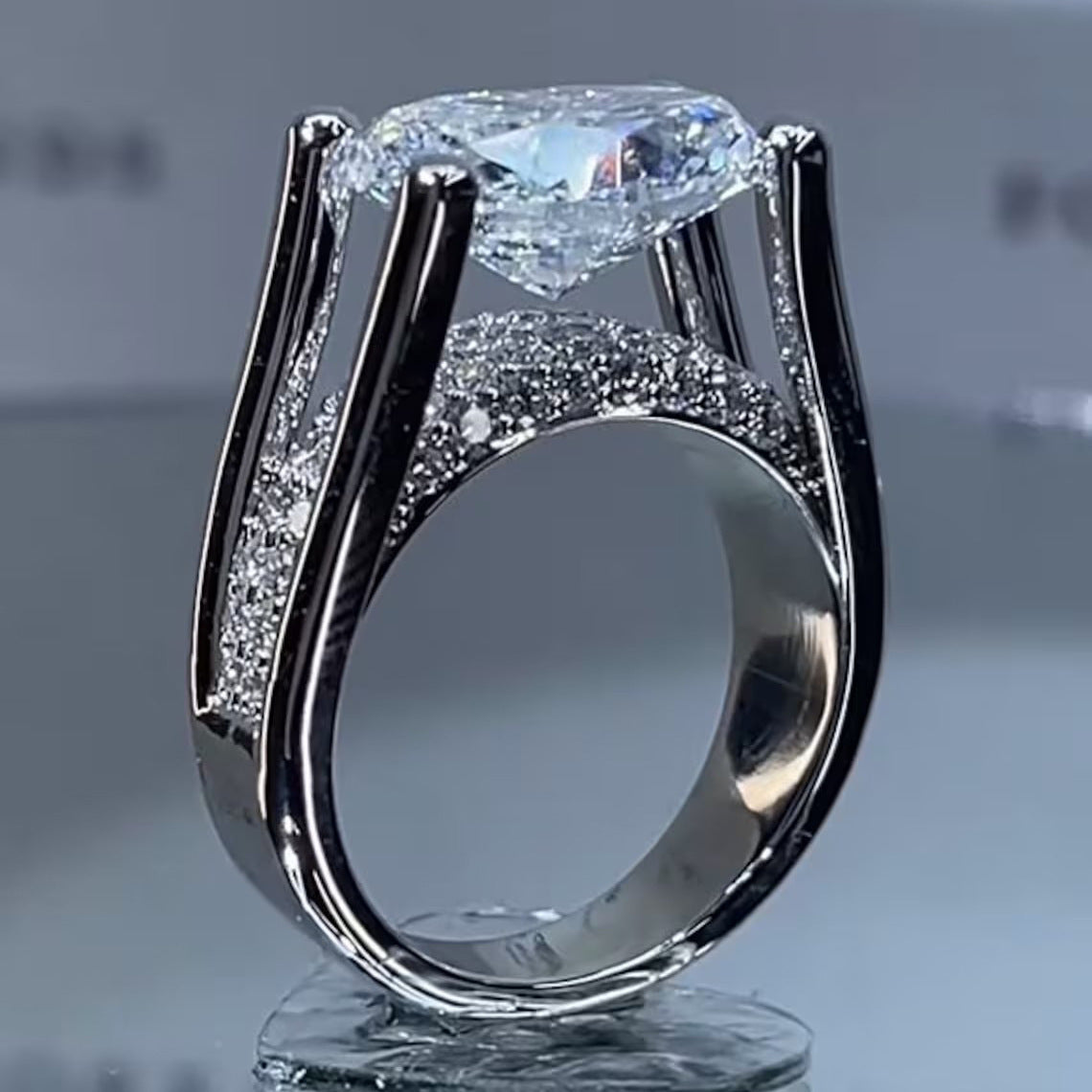 Damen Designer Ring mit funkelndem Diamanten und elegantem Zirkonia-Besatz Shop Nory
