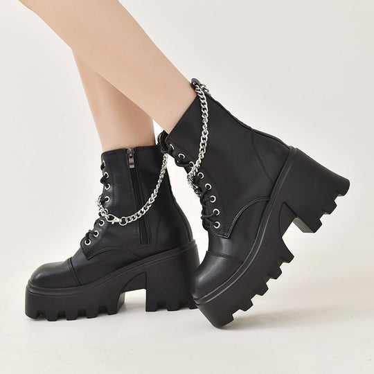 Damen nan hochgeschnittene Plateau-Bikerstiefelette in Lackoptik mit Schnürung, seitlichem Reißverschluss und dekorativer Schnallen- und Nietenapplikation Shop Nory