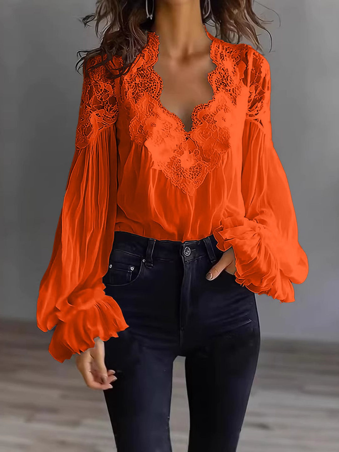 Damen Chiffon-Bluse mit Spitzen-V-Ausschnitt und weiten Plissee-Ärmeln Shop Nory