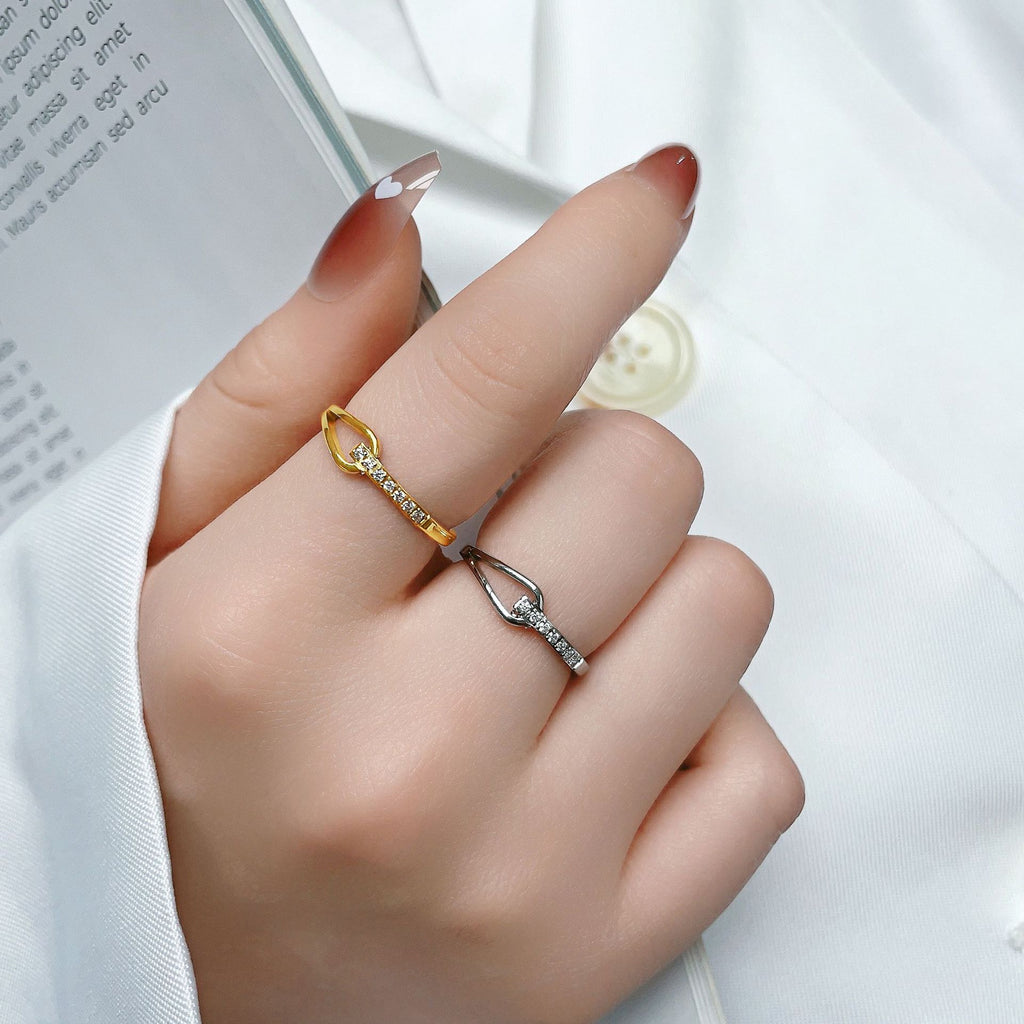 Damen eleganter Ring mit funkelndem Zirkonia und modernem V-Design Shop Nory