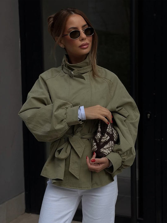 Damen Taillierter Kurzparka mit Stehkragen, Ballonärmeln und Bindegürtel Shop Nory