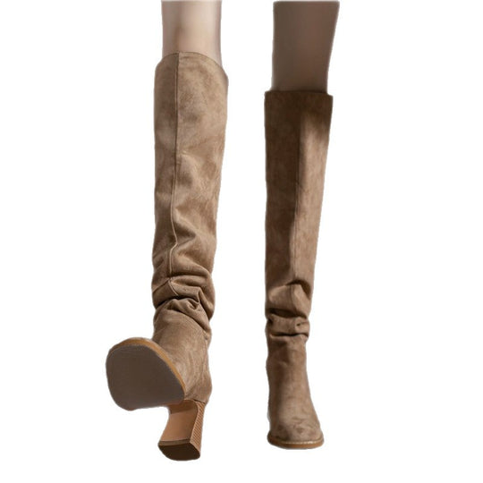 Damen kniehohe Slouch‑Stiefel mit Veloursoptik, gerafftem Schaft und sculpted Blockabsatz Shop Nory