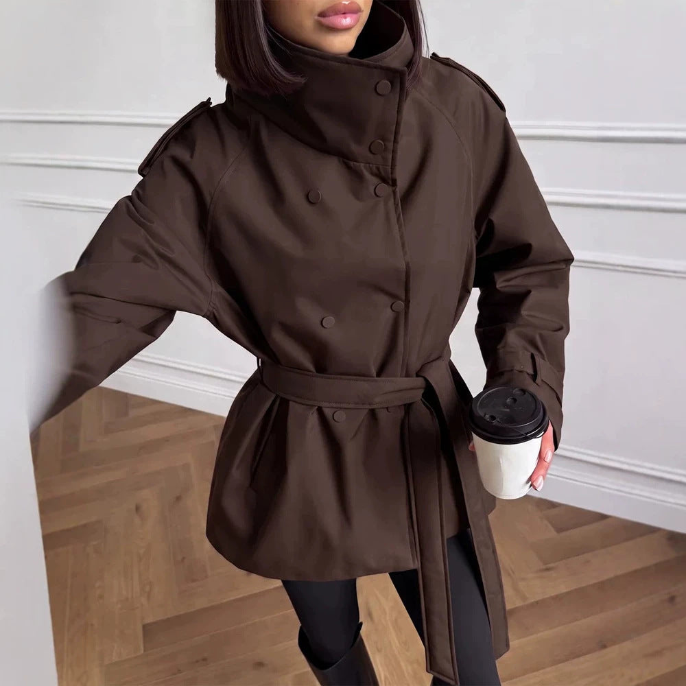 Damen Kurzer technischer Trench mit hoher Kragenblende, doppelter Druckknopfleiste und taillierendem Bindegürtel Shop Nory