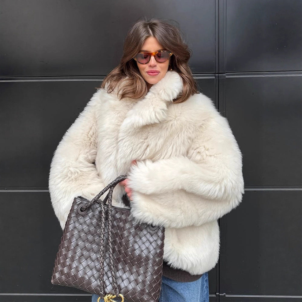 Damen Kurzmantel aus voluminösem Faux‑Fur mit gerundetem Schalkragen und kastiger Silhouette Shop Nory