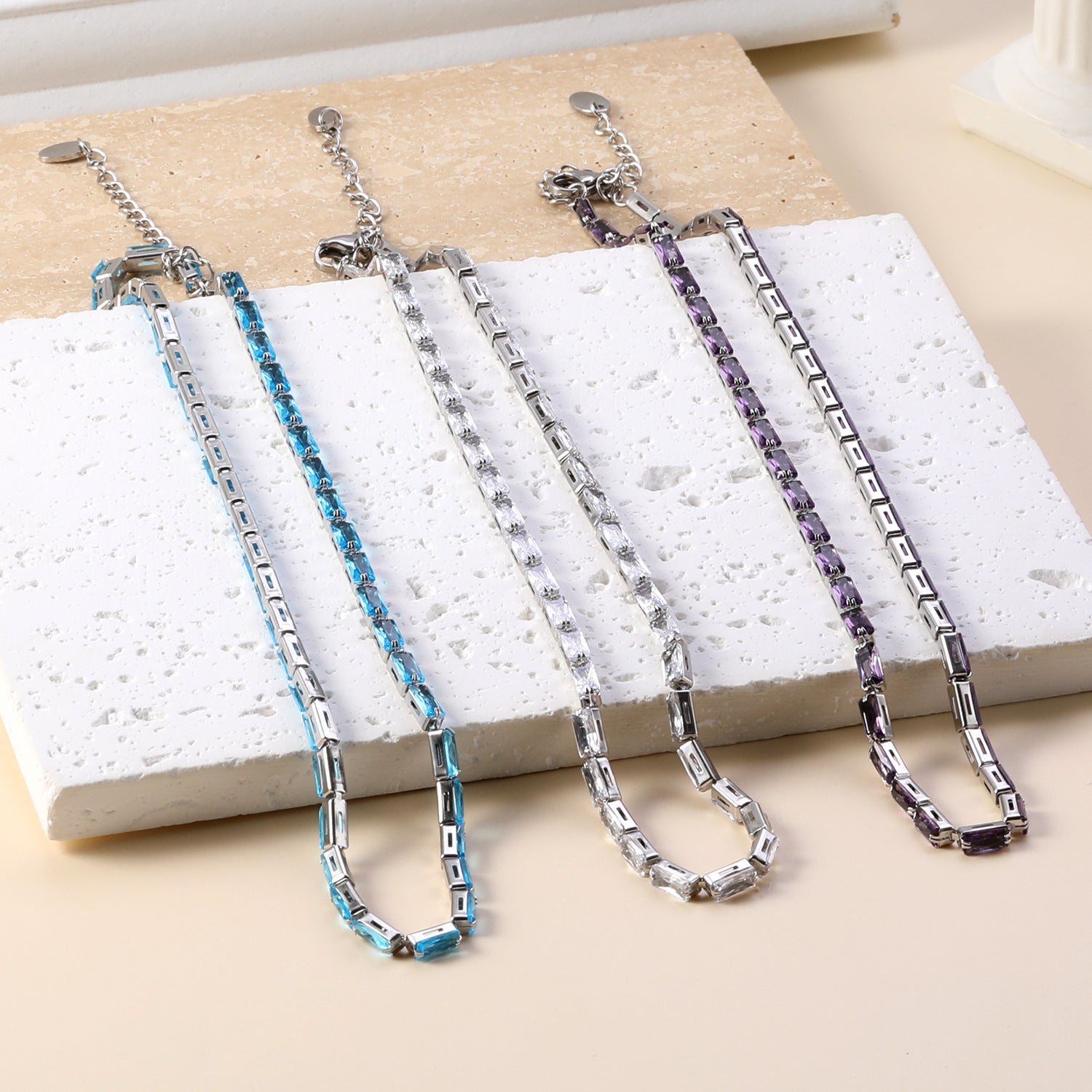 Damen elegante Halskette aus beschichtetem Edelstahl mit leuchtenden blauen Kristallen Shop Nory