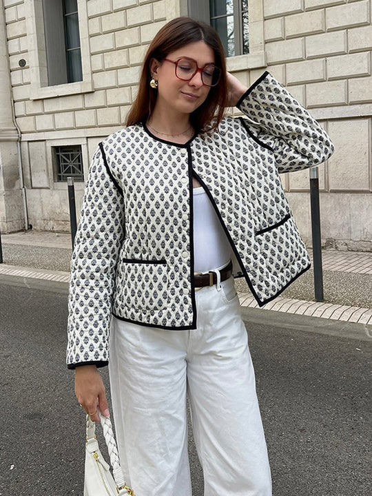 Damen gesteppte Kurzjacke mit Allover-Muster und kontrastierender Paspel Shop Nory