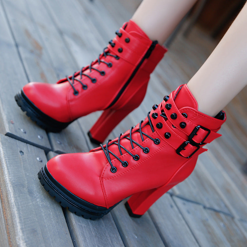 Damen Stiefeletten mit modischem Riemen und robustem Profilsohle