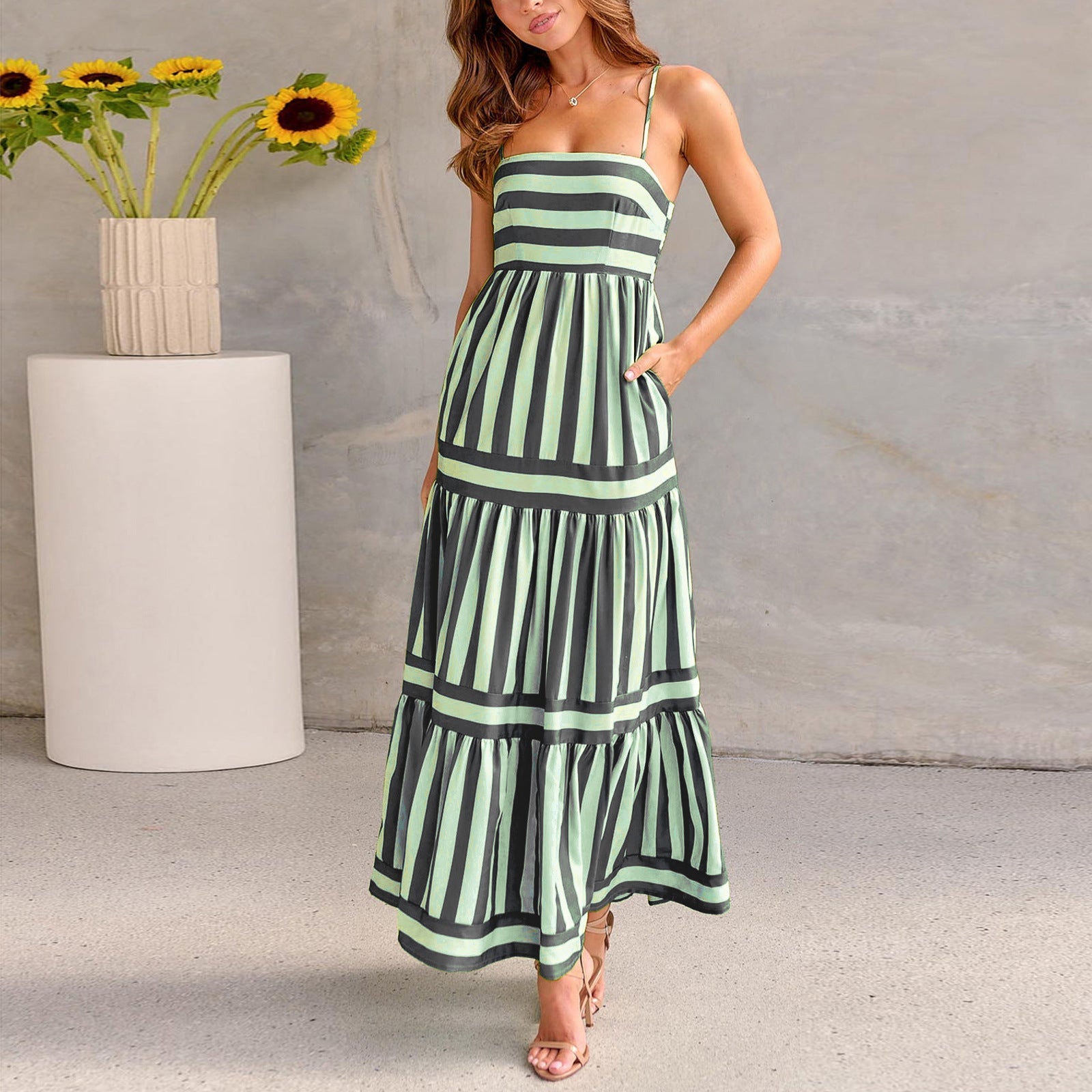 Damen Maxikleid mit Streifenmuster und fließendem Rock