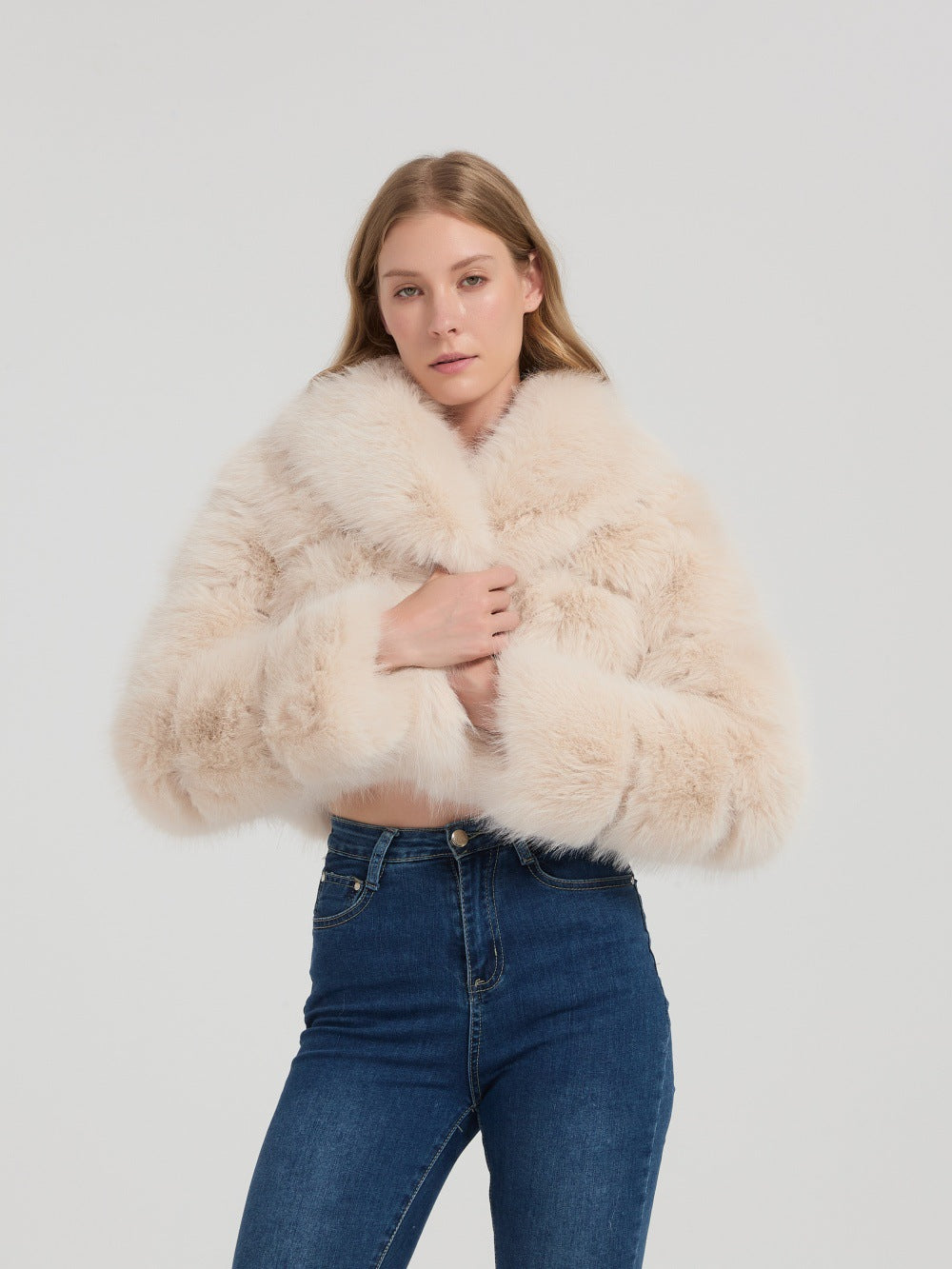 Damen Kurz geschnittene Kunstpelz‑Bolerojacke mit voluminösem Schalkragen Shop Nory