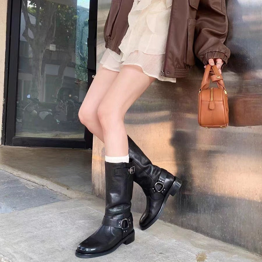 Damen Kniehohe Bikerstiefel aus Leder mit Harness‑Riemen & verstellbarer Schaftschnalle Shop Nory