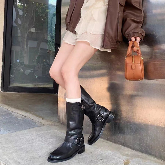 Damen Kniehohe Bikerstiefel aus Leder mit Harness‑Riemen & verstellbarer Schaftschnalle Shop Nory