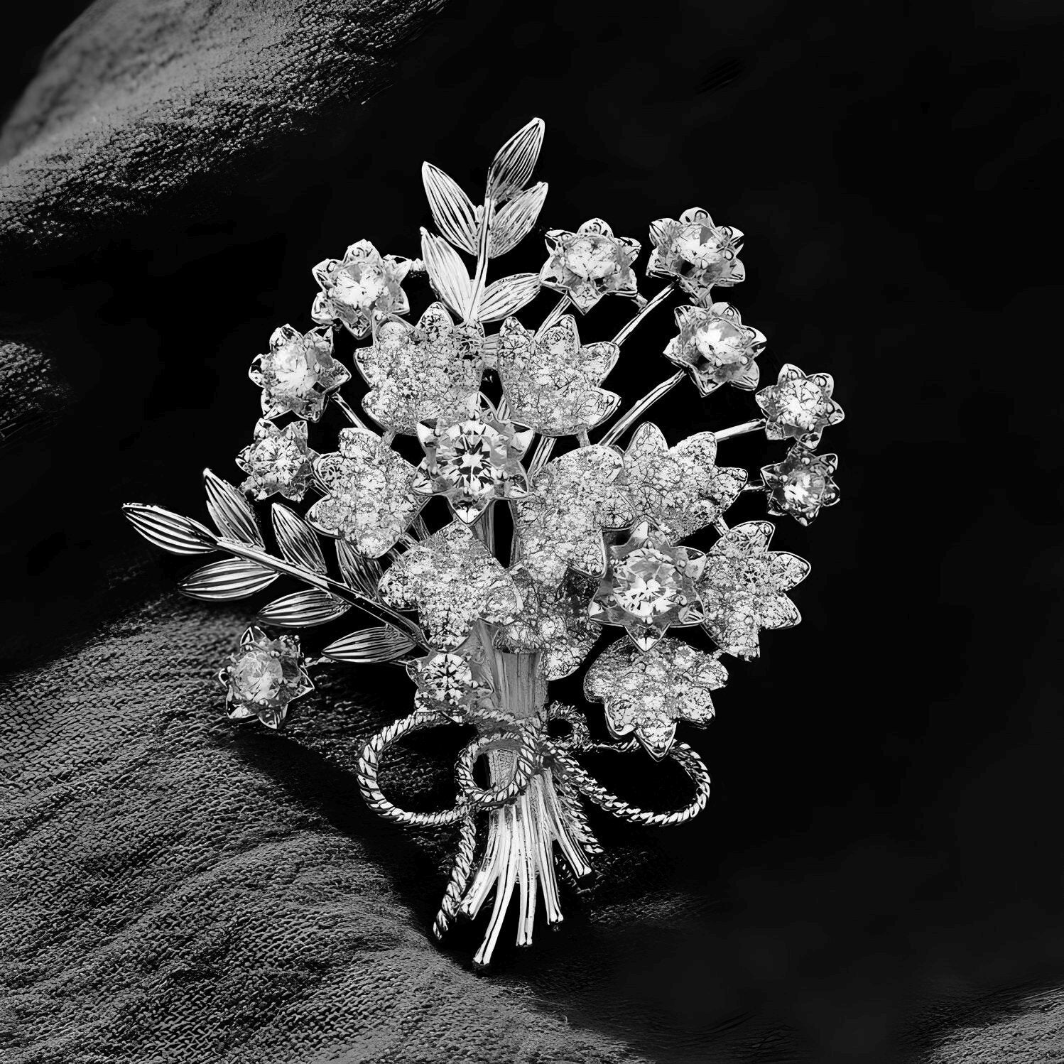 Filigrane Blumenbrosche mit Funkelnden Zirkonia und Eleganter Goldplattierung