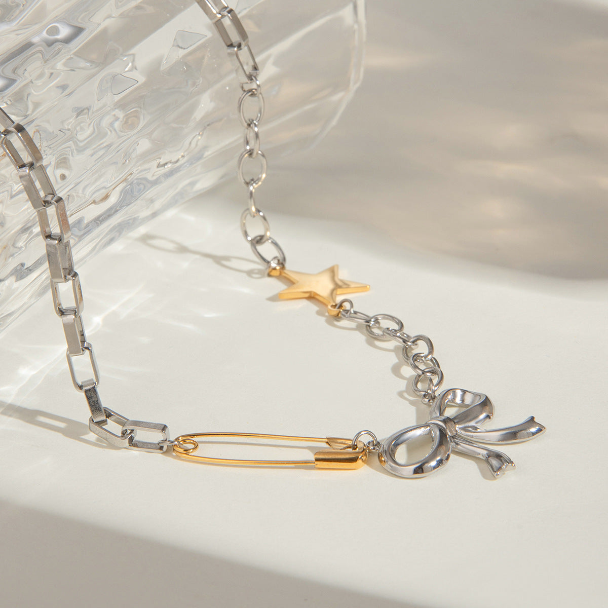 Damen Armband mit funkelndem Stern- und Schleifenmotiv aus hypoallergenem Edelstahl Shop Nory