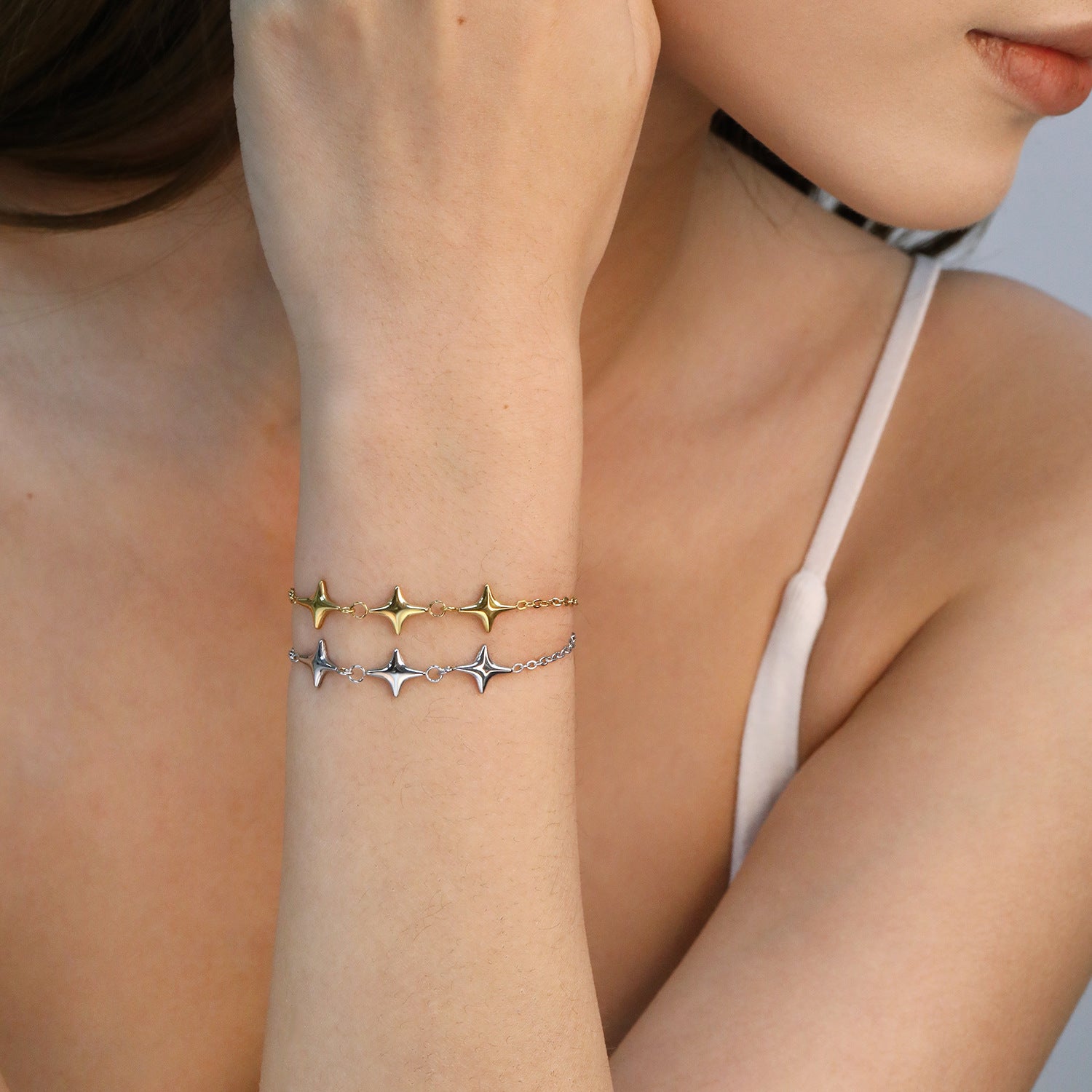 Damen Armband mit funkelnden Kristallen und zartem Kettendesign Shop Nory