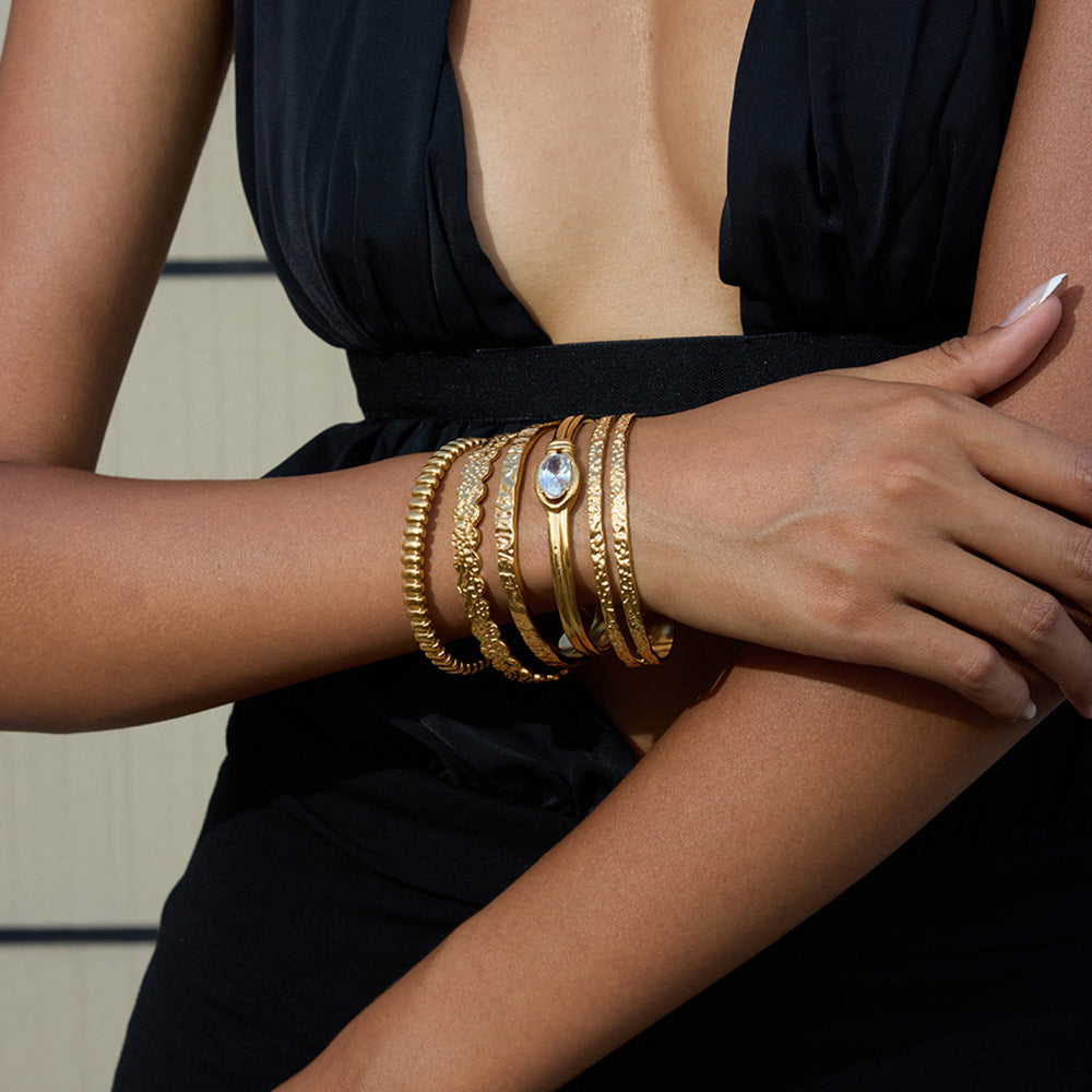 Damen Offenes Armband mit kunstvollem Strukturdesign aus hochwertigem Edelstahl Shop Nory