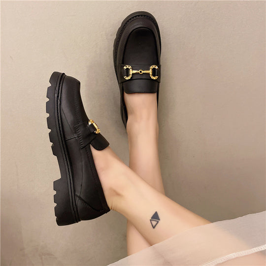 Damen Modische Chunky-Loafer mit profilierter Gummisohle, Kunstleder und dekorativer Metal-Applikation Shop Nory