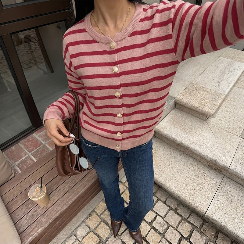 Damen Gestreifter Feinstrick-Knopfcardigan mit Rundhalsausschnitt, taillierter Silhouette und Rippenbündchen Shop Nory