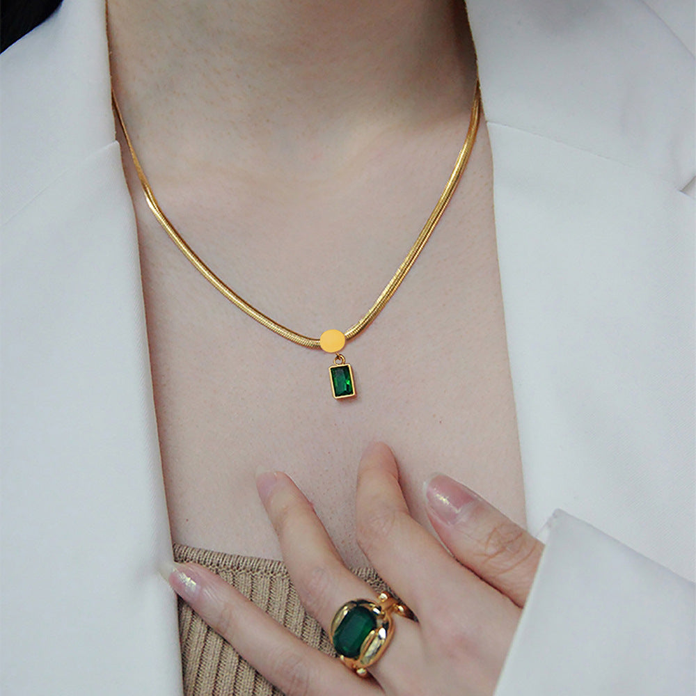 Damen Halskette mit hochwertigem goldenem Kettendesign und funkelndem Smaragd-Anhänger Shop Nory